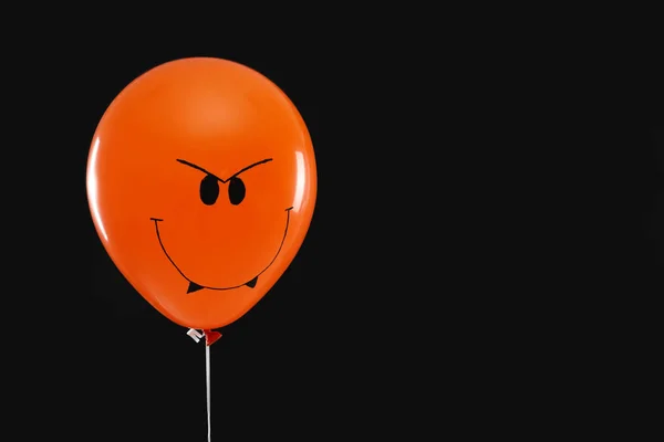 Balão assustador para festa de Halloween em fundo preto, espaço para texto — Fotografia de Stock