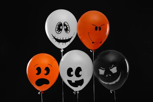 Des ballons effrayants pour la fête d'Halloween sur fond noir — Photo