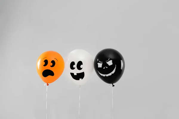 Balões assustadores para festa de Halloween em fundo cinza claro — Fotografia de Stock