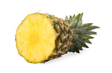 Beyaz arka plan üzerinde yaprakları ile lezzetli kesilmiş ananas