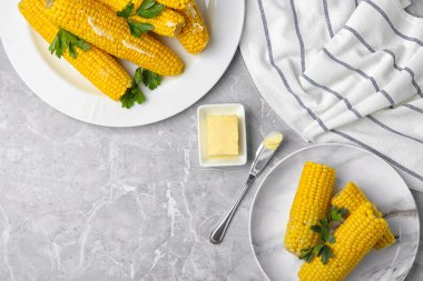 Açık gri mermer masa üzerinde haşlanmış mısır koçandüz yatıyordu. Metin için alan