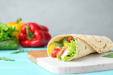 Mavi ahşap masa üzerinde lezzetli et tortilla şal, metin için alan