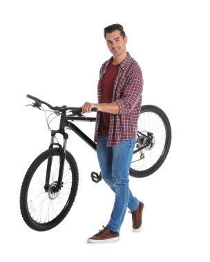 Beyaz arka plan üzerinde modern bisiklet ile Yakışıklı genç adam