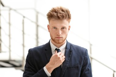 Kapalı şık takım elbise yakışıklı genç adam Portresi