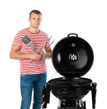 Beyaz arka planda barbekü ızgara ve mutfak eşyaları ile Man