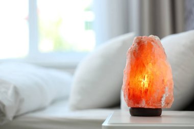 Himalaya tuz lambası yatak odasında masada. Metin için alan