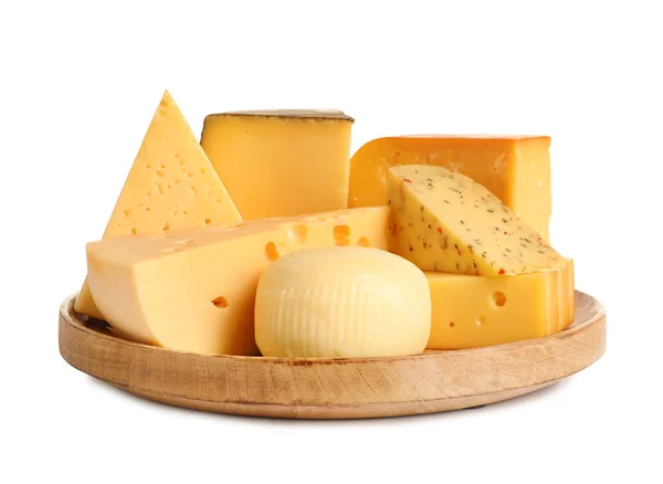 Placa de madera con diferentes tipos de queso sobre fondo blanco — Foto de Stock