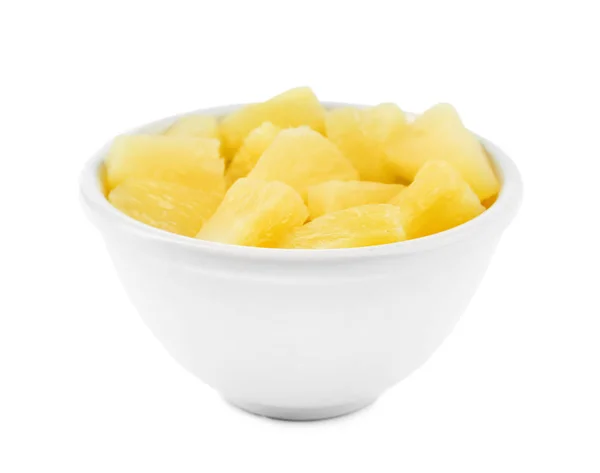 Schüssel mit leckeren süßen Ananasstücken aus der Dose auf weißem Hintergrund — Stockfoto