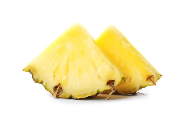Fatias de abacaxi suculento saboroso no fundo branco — Fotografia de Stock
