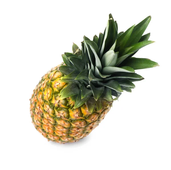 Savoureux ananas entier avec des feuilles sur fond blanc — Photo