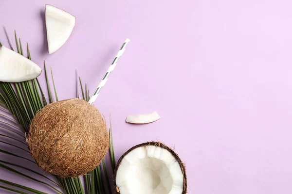 Composição criativa com coquetel refrescante de verão em coco sobre fundo lilás, espaço para texto — Fotografia de Stock