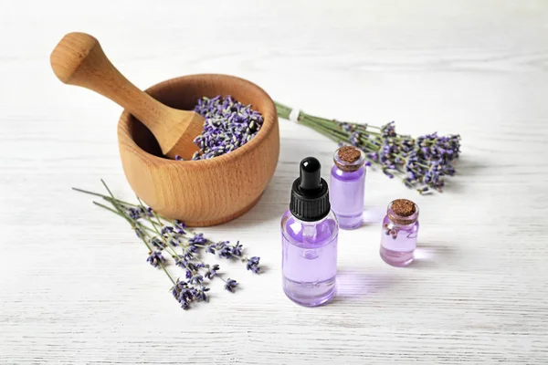 Composición con productos cosméticos naturales y flores de lavanda sobre fondo de madera blanca — Foto de Stock