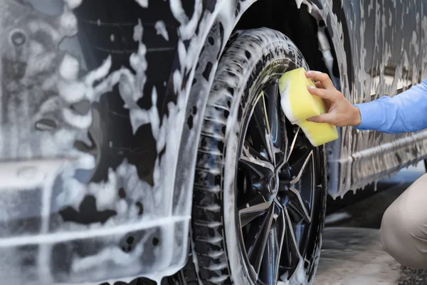 Biznesmen sprzątanie Auto z gąbką w samoobsługi myjni samochodowej, zbliżenie — Zdjęcie stockowe