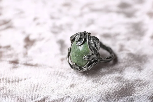 Piękny Srebrny pierścionek z Opal kamień na lekkiej tkaniny — Zdjęcie stockowe