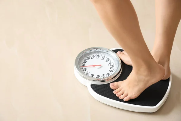 Kobieta stojąca na podłodze wagi w pomieszczeniu, miejsce na tekst. Problem z nadwagą — Zdjęcie stockowe
