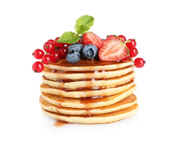 Stapel leckerer Pfannkuchen mit frischen Beeren und Sirup auf weißem Hintergrund — Stockfoto