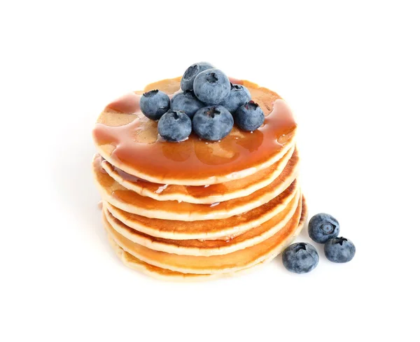 Stapel leckerer Pfannkuchen mit frischen Blaubeeren und Sirup auf weißem Hintergrund — Stockfoto