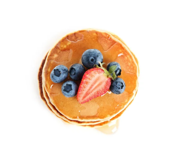 Setumpuk pancake lezat dengan buah beri segar dan sirup di latar belakang putih, top view — Stok Foto