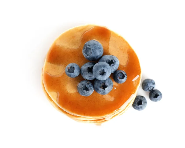 Pancake lezat dengan blueberry segar dan sirup di latar belakang putih, tampilan atas — Stok Foto