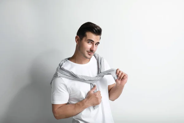 Retrato de joven guapo sobre fondo blanco — Foto de Stock