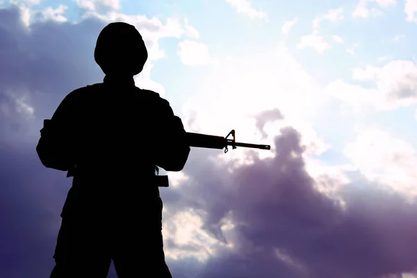 Soldado com metralhadora patrulhando ao ar livre. Serviço militar — Fotografia de Stock