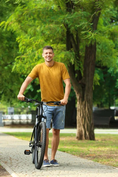 Pohledný muž s moderním cyklistickou jízdním parkem — Stock fotografie