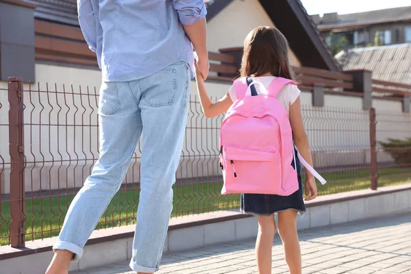 Pai levando seu filho para a escola na rua — Fotografia de Stock