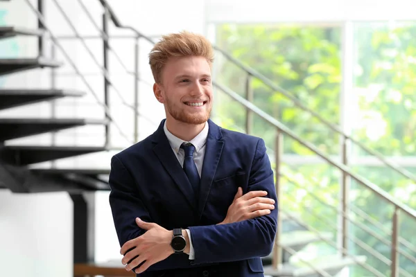 Porträt eines hübschen jungen Mannes im eleganten Anzug — Stockfoto