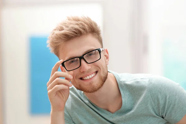 Potret pemuda tampan dengan kacamata di kamar — Stok Foto