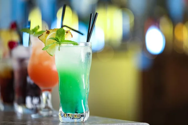 Rad av olika färska alkoholhaltiga cocktails på bar Counter — Stockfoto