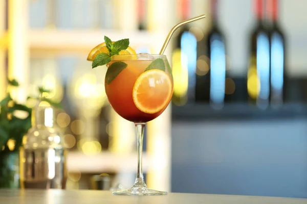 Frischer alkoholischer Cocktail mit Orange und Minze auf der Theke — Stockfoto