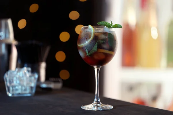 Verse alcoholische cocktail met citroen en munt op Bar teller — Stockfoto