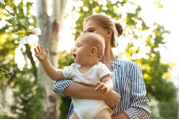 Nounou adolescente avec bébé mignon dans le parc le jour ensoleillé — Photo