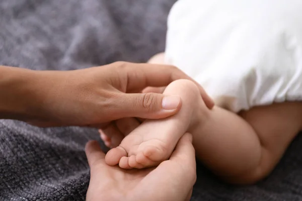 Battaniye üzerinde sevimli küçük bebek masaj Kadın, closeup — Stok fotoğraf