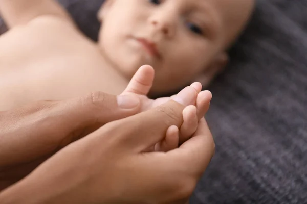 Battaniye üzerinde sevimli küçük bebek masaj Kadın, closeup — Stok fotoğraf