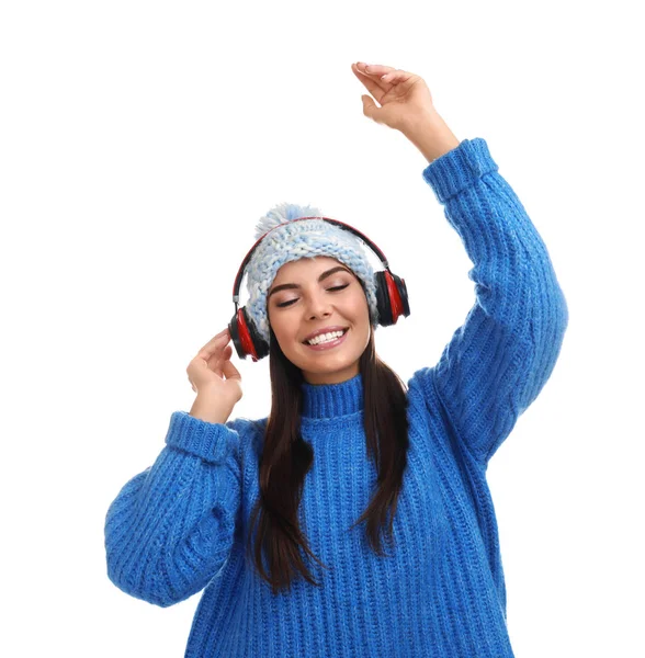 Mladá žena poslechu hudby se sluchátky na bílém pozadí — Stock fotografie