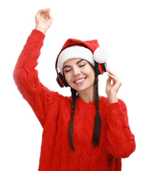 Młoda kobieta w Santa kapelusz słuchanie muzyki Bożego Narodzenia na białym tle — Zdjęcie stockowe