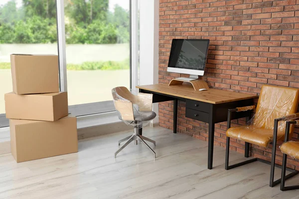 Interior de escritório moderno com pertences embalados. Serviço móvel — Fotografia de Stock