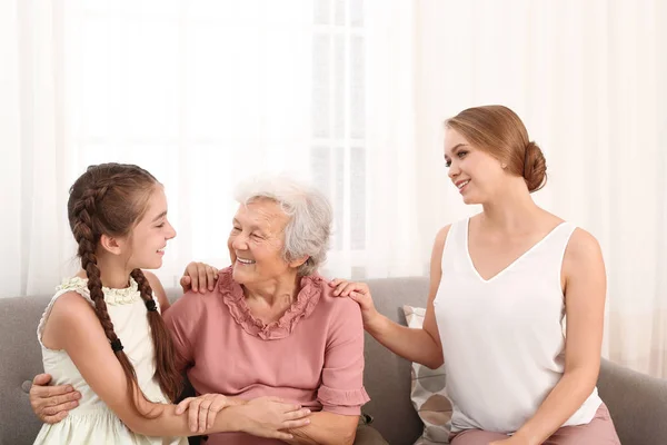 Lyckliga systrar och deras farmor hemma — Stockfoto