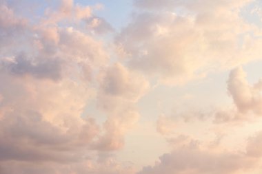 Mavi yaz gökyüzünde güzel ışık bulutlar