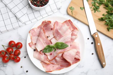 Beyaz mermer masa üzerinde dilimlenmiş çiğ pastırma ile düz yatıyordu kompozisyon
