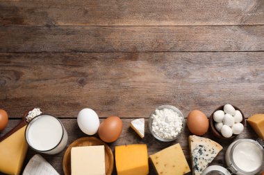 Ahşap masa üzerinde farklı süt ürünleri, düz yatıyordu. Metin için alan