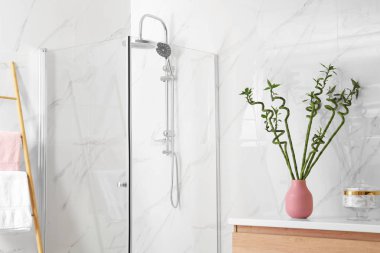 Güzel yeşil bambu ile şık banyo iç