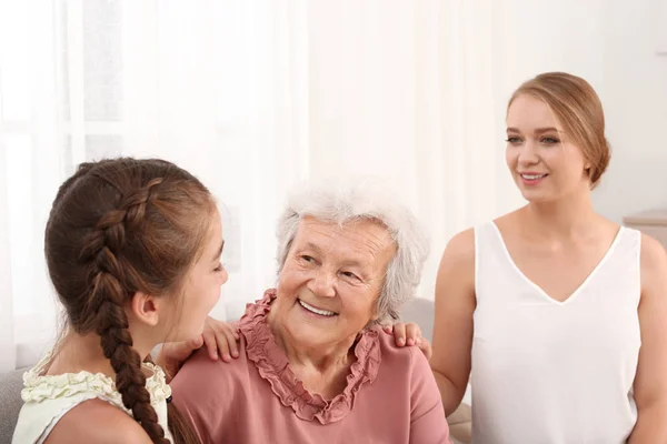 Irmãs felizes e sua avó em casa — Fotografia de Stock