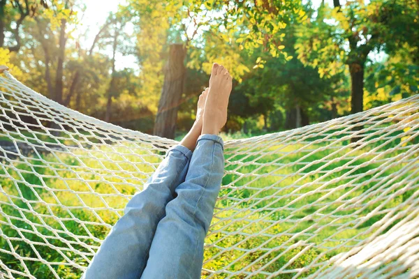 Jovem descansando na rede confortável no jardim verde, close-up — Fotografia de Stock