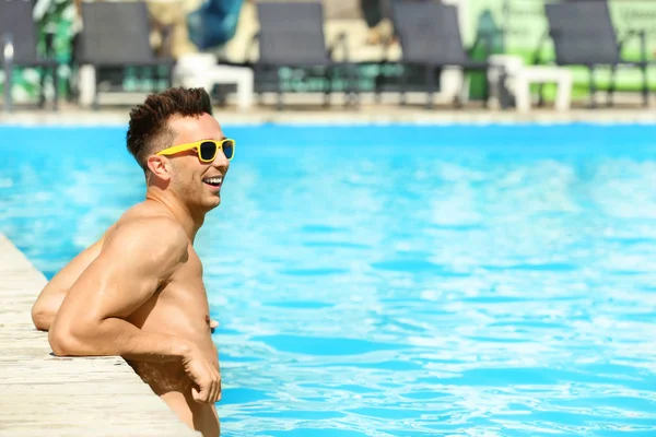 화창한 날에 수영장에서 행복한 젊은 남자 — 스톡 사진