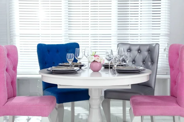 Elegancka jadalnia wnętrze ze stylowymi krzesłami i stołem — Zdjęcie stockowe