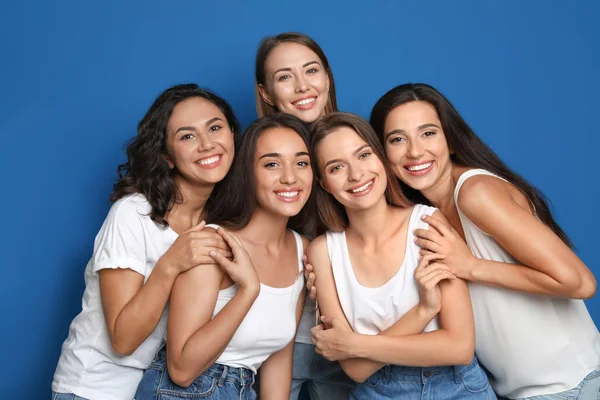 Mujeres felices sobre fondo azul. concepto de poder chica — Foto de Stock