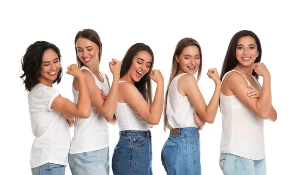 Mujeres felices posando sobre fondo blanco. concepto de poder chica — Foto de Stock