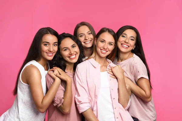 Boldog nők rózsaszín háttér. Lány-hatalmi koncepció — Stock Fotó